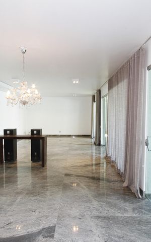 Casa à venda com 540m², 5 quartos e 6 vagasSala