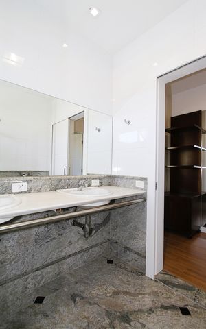 Casa à venda com 540m², 5 quartos e 6 vagasBanheiro 5 semi suítes