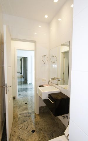 Casa à venda com 540m², 5 quartos e 6 vagasBanheiro 