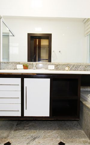 Casa à venda com 540m², 5 quartos e 6 vagasBanheiro do Quarto 4