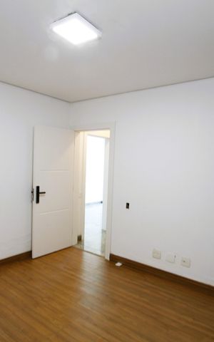 Casa à venda com 540m², 5 quartos e 6 vagasSala de TV