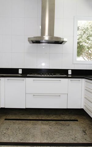Casa à venda com 540m², 5 quartos e 6 vagasCozinha - Armários