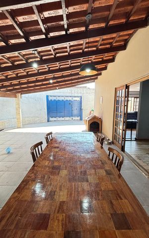 Casa à venda com 178m², 2 quartos e 3 vagas Casa à venda com 178m², 2 quartos e 3 vagasQuintal - Garagem