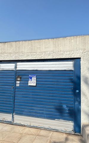 Casa à venda com 178m², 2 quartos e 3 vagas Casa à venda com 178m², 2 quartos e 3 vagasFachada