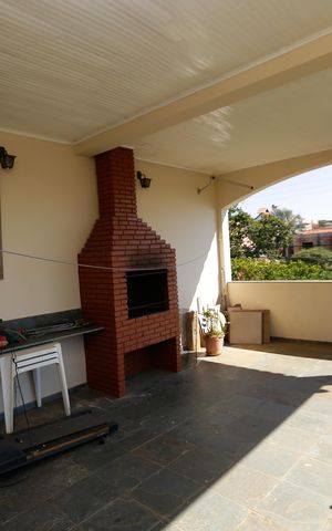 Casa à venda com 336m², 5 quartos e 3 vagas Casa à venda com 336m², 5 quartos e 3 vagasTerraço