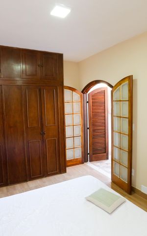 Casa à venda com 336m², 5 quartos e 3 vagas Casa à venda com 336m², 5 quartos e 3 vagasSuíte