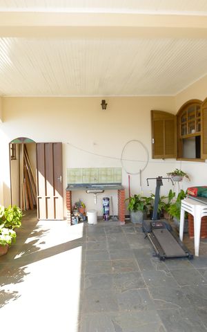 Casa à venda com 336m², 5 quartos e 3 vagas Casa à venda com 336m², 5 quartos e 3 vagasTerraço