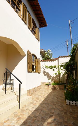 Casa à venda com 336m², 5 quartos e 3 vagas Casa à venda com 336m², 5 quartos e 3 vagasÁrea Externa