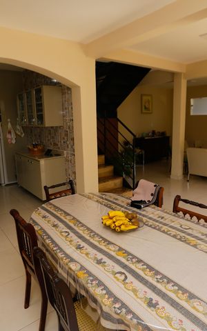 Casa à venda com 336m², 5 quartos e 3 vagas Casa à venda com 336m², 5 quartos e 3 vagasSala