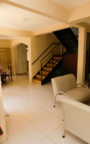 Casa à venda com 336m², 5 quartos e 3 vagas Casa à venda com 336m², 5 quartos e 3 vagasSala