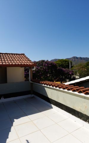 Casa à venda com 336m², 5 quartos e 3 vagas Casa à venda com 336m², 5 quartos e 3 vagasTerraço