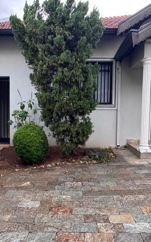 Casa à venda com 334m², 6 quartos e 9 vagas Casa à venda com 334m², 6 quartos e 9 vagasÁrea comum