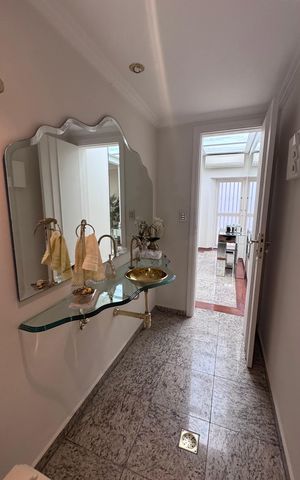 Casa à venda com 334m², 6 quartos e 9 vagas Casa à venda com 334m², 6 quartos e 9 vagasLavabo