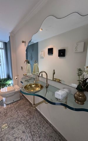 Casa à venda com 334m², 6 quartos e 9 vagas Casa à venda com 334m², 6 quartos e 9 vagasLavabo