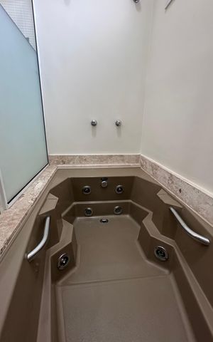 Casa à venda com 334m², 6 quartos e 9 vagas Casa à venda com 334m², 6 quartos e 9 vagasBanheiro da Suíte 2