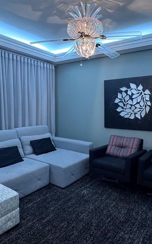 Casa à venda com 334m², 6 quartos e 9 vagas Casa à venda com 334m², 6 quartos e 9 vagasSala de TV