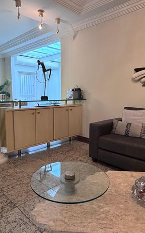 Casa à venda com 334m², 6 quartos e 9 vagas Casa à venda com 334m², 6 quartos e 9 vagasSala