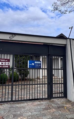 Casa à venda com 334m², 6 quartos e 9 vagas Casa à venda com 334m², 6 quartos e 9 vagasFachada