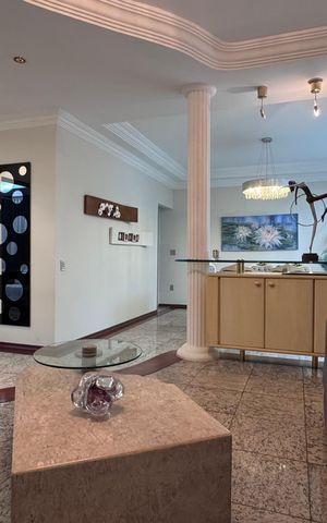 Casa à venda com 334m², 6 quartos e 9 vagas Casa à venda com 334m², 6 quartos e 9 vagasSala