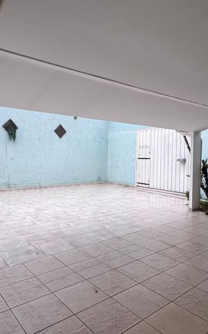 Casa à venda com 334m², 6 quartos e 9 vagas Casa à venda com 334m², 6 quartos e 9 vagasGaragem