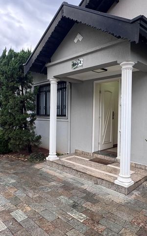 Casa à venda com 334m², 6 quartos e 9 vagas Casa à venda com 334m², 6 quartos e 9 vagasÁrea comum
