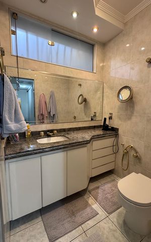 Casa à venda com 334m², 6 quartos e 9 vagas Casa à venda com 334m², 6 quartos e 9 vagasBanheiro da Suíte 1