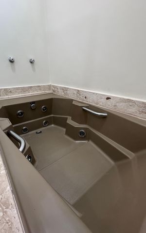 Casa à venda com 334m², 6 quartos e 9 vagas Casa à venda com 334m², 6 quartos e 9 vagasBanheiro da Suíte 2