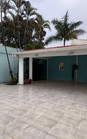 Casa à venda com 334m², 6 quartos e 9 vagas Casa à venda com 334m², 6 quartos e 9 vagasGaragem