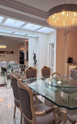 Casa à venda com 334m², 6 quartos e 9 vagas Casa à venda com 334m², 6 quartos e 9 vagasSala de Jantar