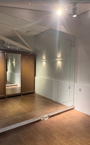 Casa à venda com 334m², 6 quartos e 9 vagas Casa à venda com 334m², 6 quartos e 9 vagasQuarto 1 - Fundos