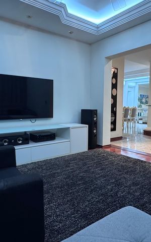 Casa à venda com 334m², 6 quartos e 9 vagas Casa à venda com 334m², 6 quartos e 9 vagasSala de TV