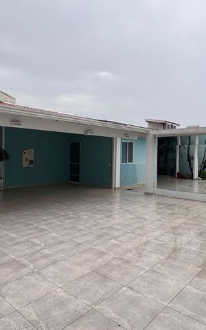 Casa à venda com 334m², 6 quartos e 9 vagas Casa à venda com 334m², 6 quartos e 9 vagasGaragem