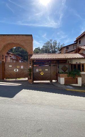 Casa de condomínio à venda com 300m², 4 quartos e 4 vagas Casa de condomínio à venda com 300m², 4 quartos e 4 vagasFachada
