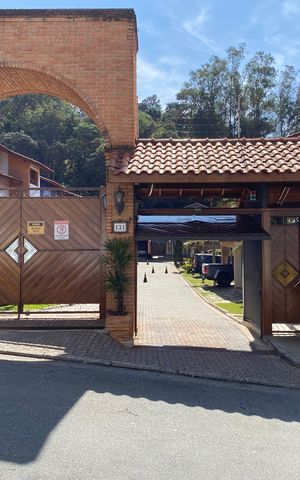 Casa de condomínio à venda com 300m², 4 quartos e 4 vagas Casa de condomínio à venda com 300m², 4 quartos e 4 vagasFachada