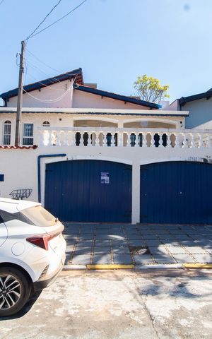 Casa à venda com 200m², 5 quartos e 2 vagas Casa à venda com 200m², 5 quartos e 2 vagasFachada