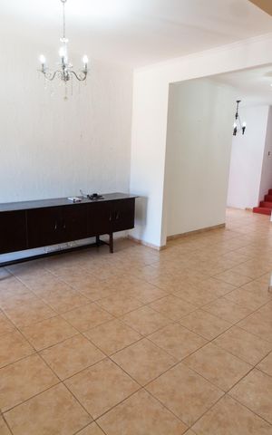 Casa à venda com 200m², 5 quartos e 2 vagas Casa à venda com 200m², 5 quartos e 2 vagasSala