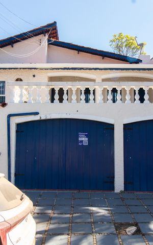 Casa à venda com 200m², 5 quartos e 2 vagas Casa à venda com 200m², 5 quartos e 2 vagasFachada