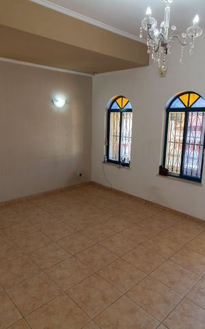 Casa à venda com 200m², 5 quartos e 2 vagas Casa à venda com 200m², 5 quartos e 2 vagasSala