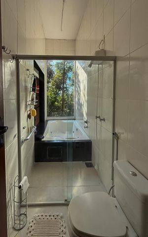 Casa de condomínio à venda com 230m², 3 quartos e 3 vagas Casa de condomínio à venda com 230m², 3 quartos e 3 vagasBanheiro da Suíte