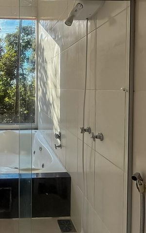 Casa de condomínio à venda com 230m², 3 quartos e 3 vagas Casa de condomínio à venda com 230m², 3 quartos e 3 vagasBanheiro da Suíte