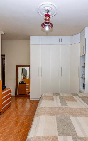 Casa à venda com 250m², 3 quartos e 8 vagas Casa à venda com 250m², 3 quartos e 8 vagasSuíte