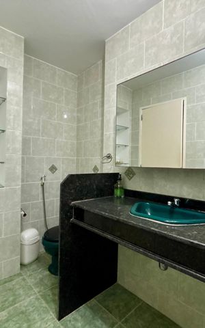 Apartamento à venda com 280m², 4 quartos e 2 vagas Apartamento à venda com 280m², 4 quartos e 2 vagasBanheiro social 2