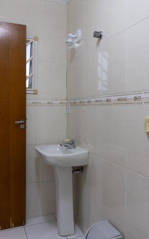 Casa de condomínio à venda com 72m², 2 quartos e 1 vaga Casa de condomínio à venda com 72m², 2 quartos e 1 vagaBanheiro da Suíte 2