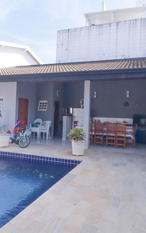 Casa à venda com 225m², 3 quartos e 6 vagas Casa à venda com 225m², 3 quartos e 6 vagasPiscina