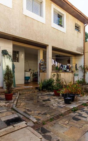 Casa à venda com 300m², 4 quartos e 6 vagas Casa à venda com 300m², 4 quartos e 6 vagasÁrea Externa