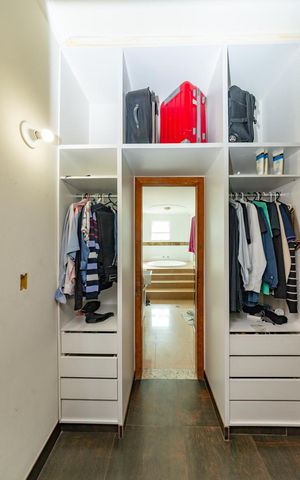 Casa à venda com 343m², 4 quartos e 3 vagas Casa à venda com 343m², 4 quartos e 3 vagasCloset da suíte