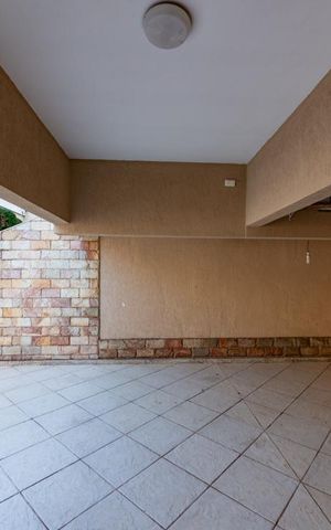 Casa à venda com 343m², 4 quartos e 3 vagas Casa à venda com 343m², 4 quartos e 3 vagasGaragem