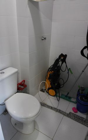 Casa de condomínio à venda com 149m², 5 quartos e 2 vagasBanheiro de Serviço
