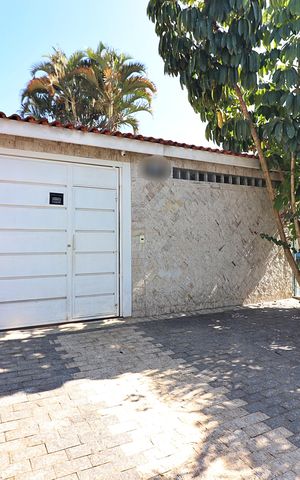 Casa à venda com 220m², 2 quartos e 6 vagasFachada