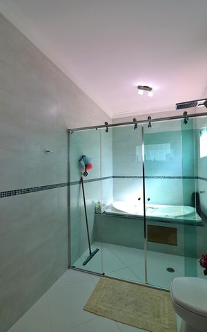 Casa à venda com 220m², 2 quartos e 6 vagasBanheiro da Suíte 1
